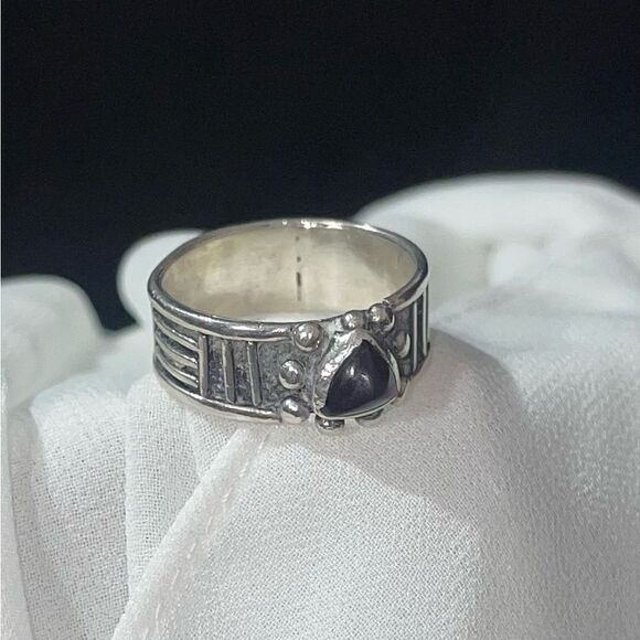 Elegant Sterling Silver Ring with Deep Amethyst Stone - Picture 3 of 5